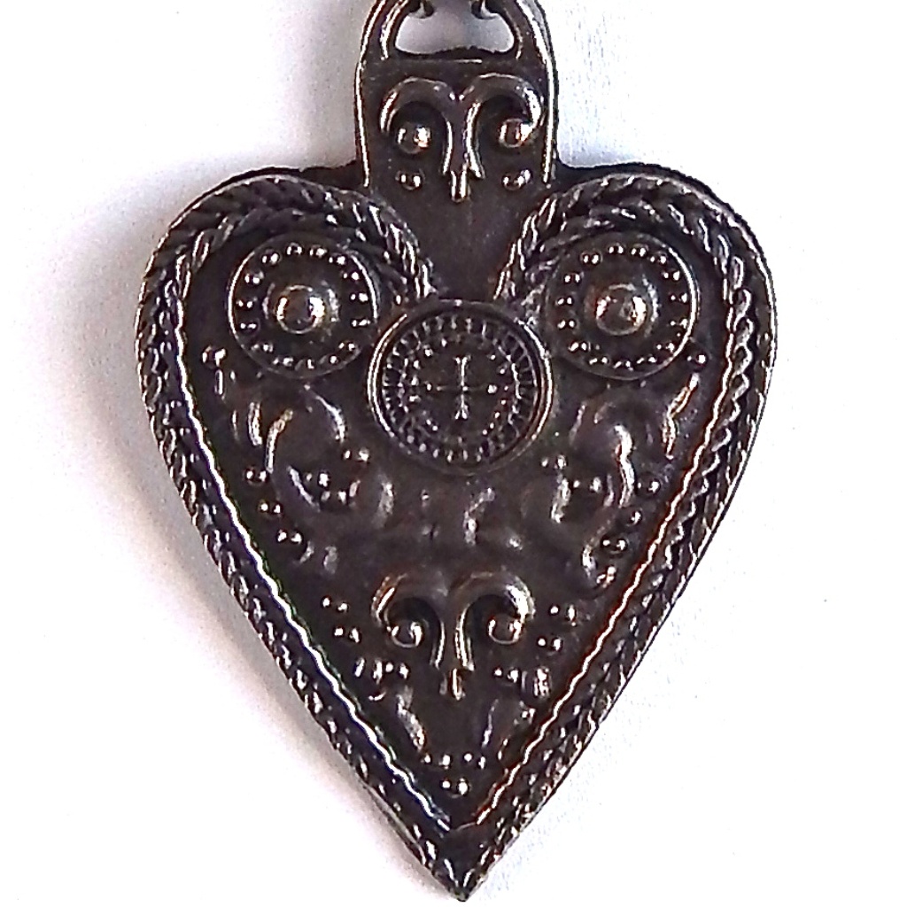Gasoline Glamour Silver Tone Lace Rope Heart 16$